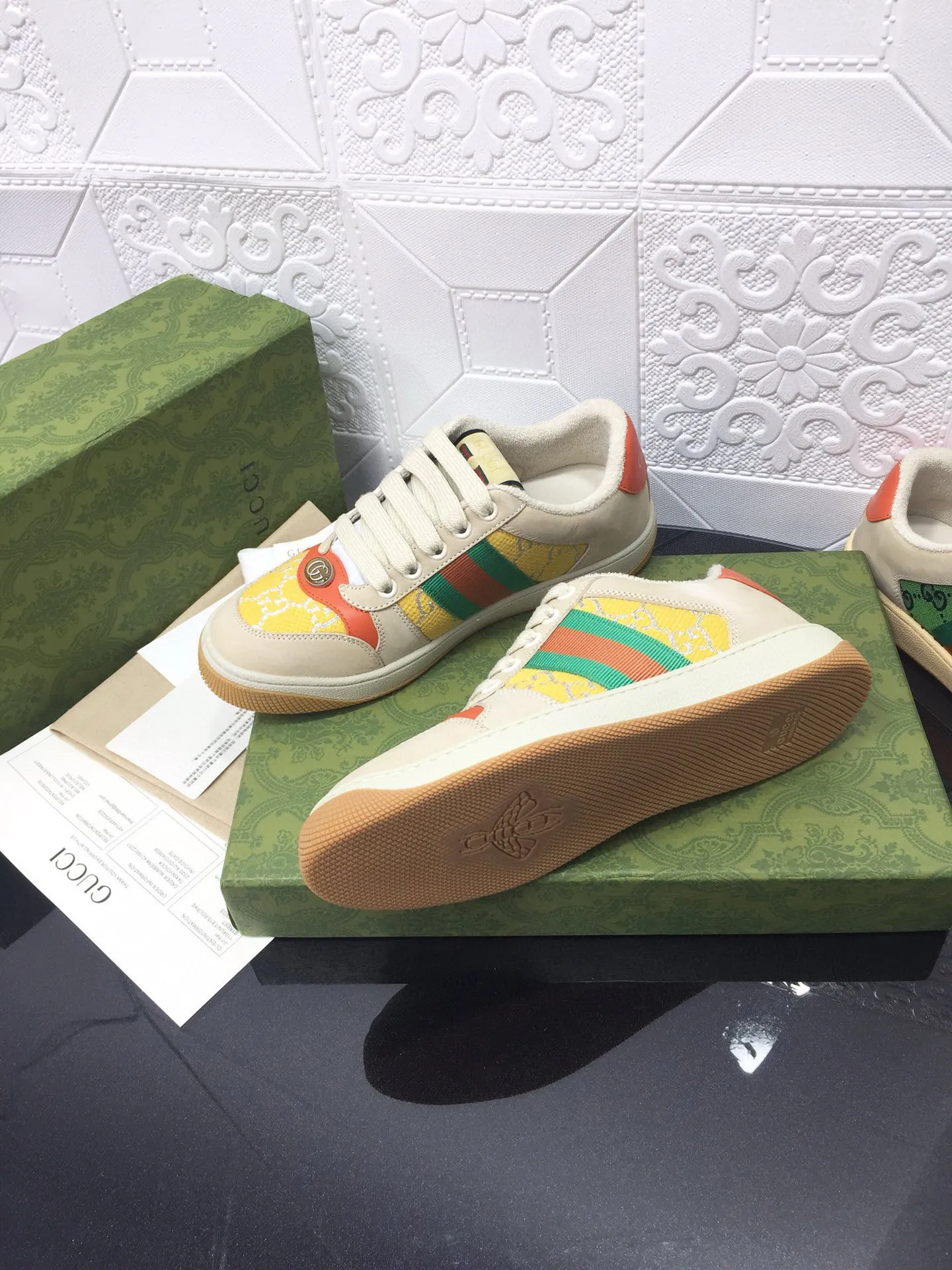 Ex-factory price: 540💰 GUCCI Gucci's newly upgraded back cover lining, top-notch old dirty shoes, classic casual sports shoes for couples, retro sneakers and old G family dirty shoes, updated at the counter simultaneously! ①The shoe upper has the same water-based edge coating process as the original version⚠️The ordinary oil edges on the market have a strong glue feel and are easy to fall off! Grade A first-layer nubuck leather (with pores)/matching computer embroidered double G cloth, high-density terry velvet lining. ② A PVC transparent small round mark sealing line is added to the details of the midsole. The mold is opened six times and the jewelry craftsmanship is used to customize the two-color double G buckle, striving to be the same as the original version. A pair of buttons is more than three times more expensive than ordinary buckles on the market. ③An old two-color washable label, the chip is placed on the outer waist of the right foot, the entire shoe is completely hollowed out with rubber technology, TUP material (rubber to distinguish the market) with the latest green packaging from the counter, 3D printed handbag, and a pair of shoelaces. There is no pressure when entering and exiting the counter. You can buy a 1:1 accurate replica of the original version and modify and upgrade it repeatedly. The details are perfectly restored, the materials are all customized, and they are truly top-notch. Please look at the details clearly to identify the quality. Upper: First-layer frosted cowhide/embroidered double G cloth. Lining: original high-density velvet lining. Foot pads: original pearlescent sheepskin. Outsole: private molded vacuum TPU material. Packaging: original top-grade full set packaging at the counter. Shoe size: women's size 35-40, men's size 39-44 (men's size 38, 45🉑️customized, non-returnable)